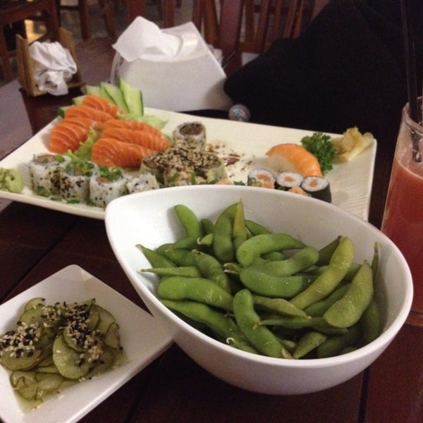 Sashimi bem fresco e bem servido! Sushi com boas variedades! Edamame estava estranho dessa última vez...