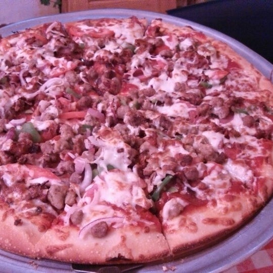 Das Foto wurde bei Michaelangelo&#39;s Pizza von Brooks T. am 5/28/2013 aufgenommen