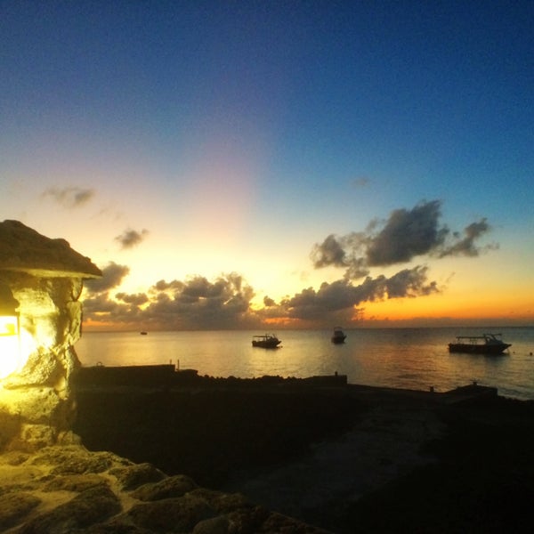 Killer sunset and delicious food! Seafood and Indian food are the best. Arrive early if you want to secure a table by the water.