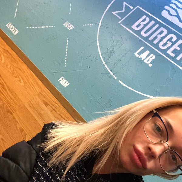 2/14/2018 tarihinde Ксения 🖤 Ф.ziyaretçi tarafından Burger Lab'de çekilen fotoğraf