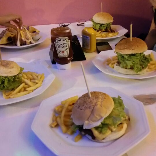Photo taken at Cheff&#39;s Burger by Risomar Júnior @. on 9/10/2014