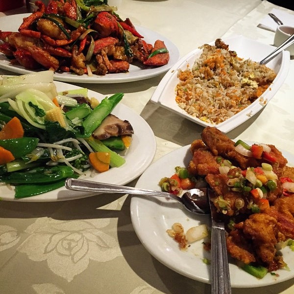 Photo taken at Wah Sing Seafood Restaurant by Elsie L. on 10/27/2014