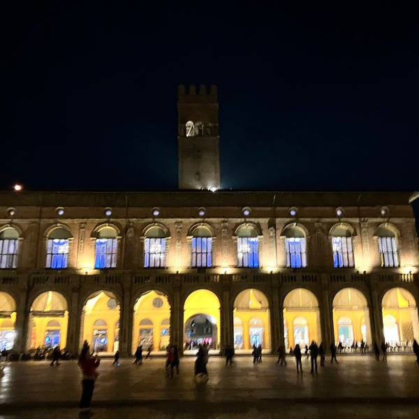 Foto diambil di Piazza Maggiore oleh Steve H. pada 11/6/2022