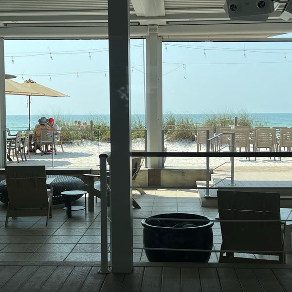 Foto diambil di Beach House Restaurant oleh R. Dan R. pada 3/8/2023