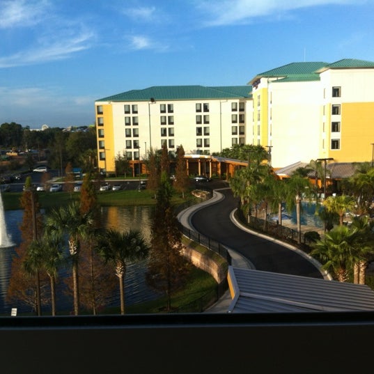 รูปภาพถ่ายที่ Fairfield Inn &amp; Suites by Marriott Orlando at SeaWorld โดย Jose V. เมื่อ 12/16/2012