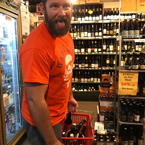 Снимок сделан в Peabody&#39;s Wine &amp; Beer Merchants пользователем Susan D. 10/13/2017