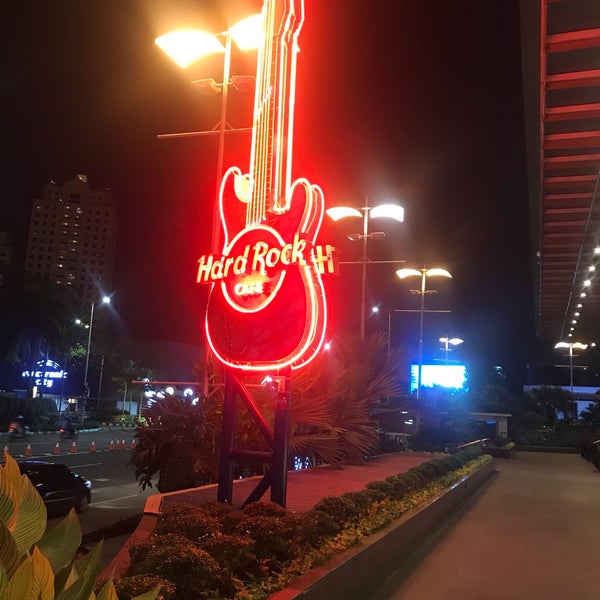 รูปภาพถ่ายที่ Hard Rock Cafe Jakarta โดย Jannah M. เมื่อ 3/7/2019
