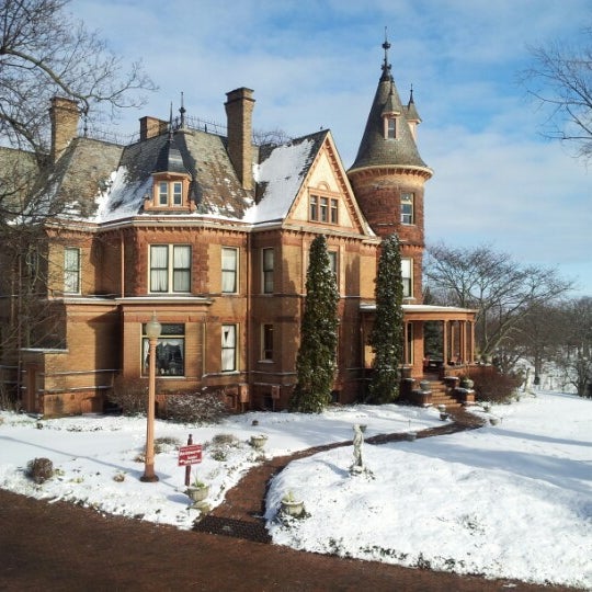 รูปภาพถ่ายที่ Henderson Castle โดย Zac C. เมื่อ 12/27/2012