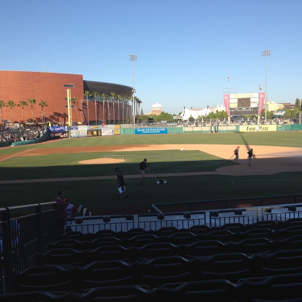 Foto tirada no(a) Stockton Ballpark por Ralph B. em 4/21/2013