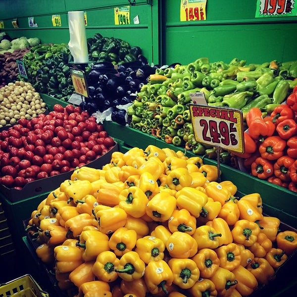 Foto diambil di United Brothers Fruit Markets oleh Ariel V. pada 4/22/2014