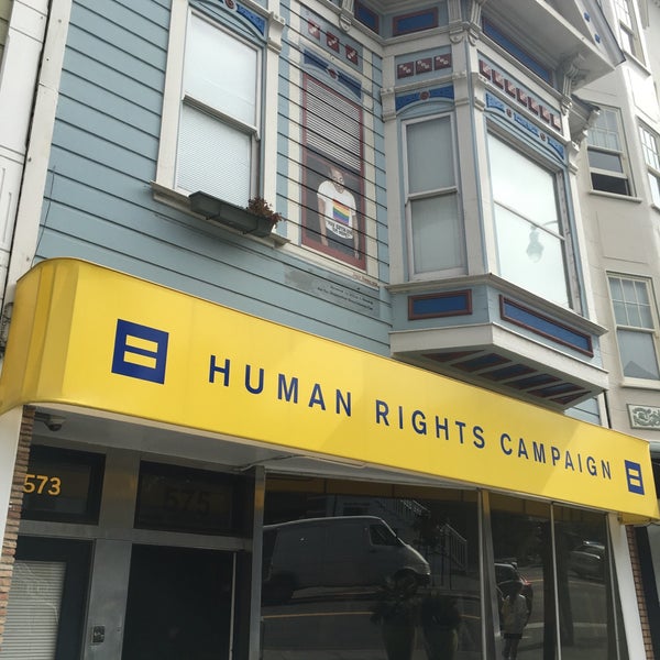 Foto diambil di Human Rights Campaign (HRC) Store oleh Tristan J. pada 10/10/2015
