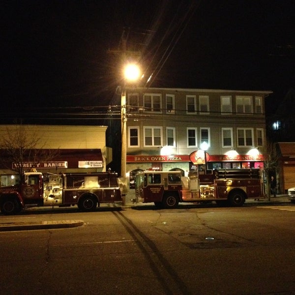 Foto tirada no(a) Fire Engine Pizza Company por Ron B. em 3/15/2013