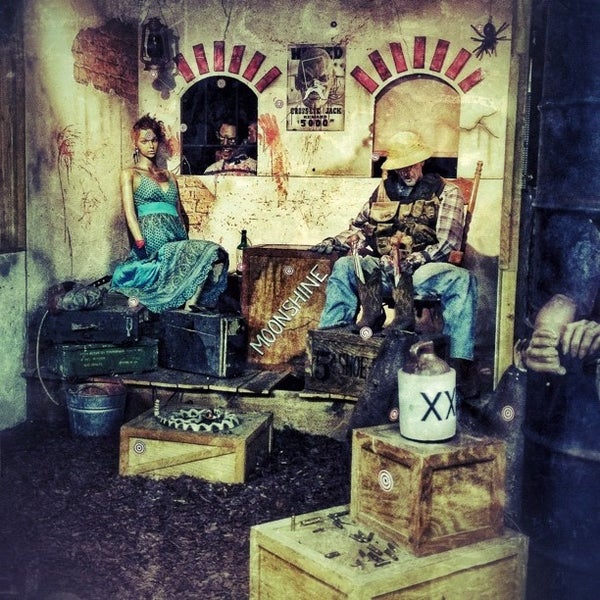 รูปภาพถ่ายที่ Zombie Apocalypse Store โดย Brandon S. เมื่อ 12/8/2012