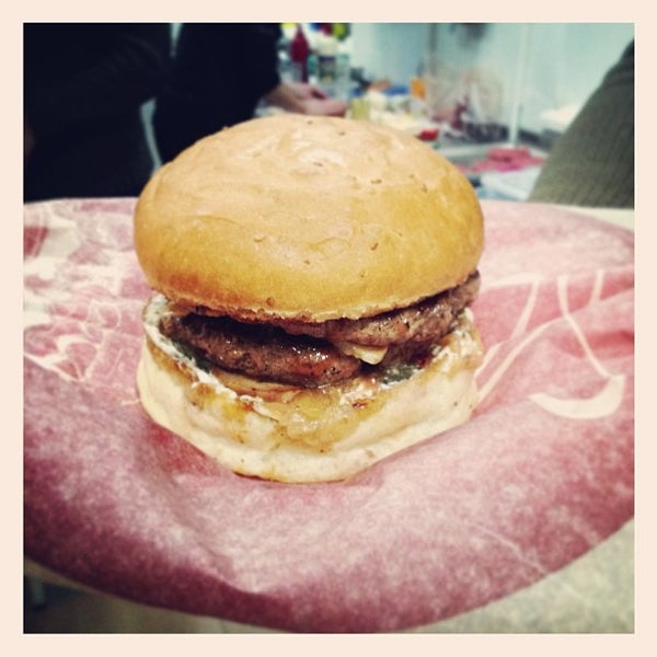 รูปภาพถ่ายที่ The Burger โดย Artem T. เมื่อ 12/19/2012