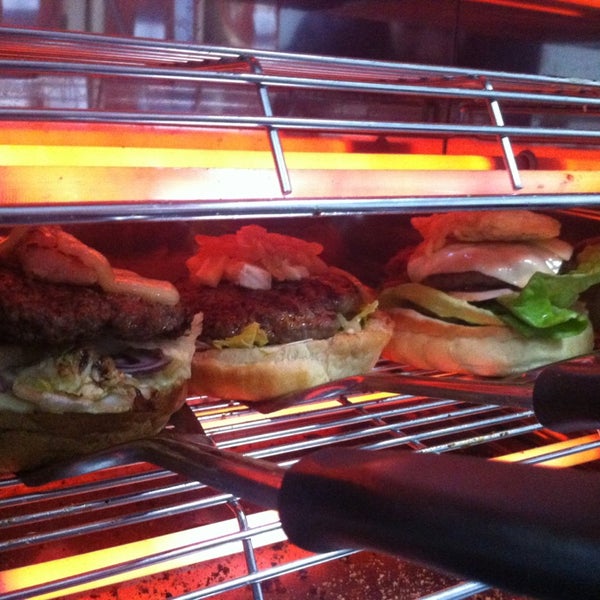 Photo prise au The Burger par Artem T. le12/28/2012