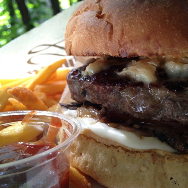 5/8/2013にArtem T.がThe Burgerで撮った写真