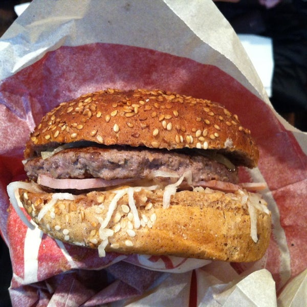 รูปภาพถ่ายที่ The Burger โดย Artem T. เมื่อ 2/12/2013