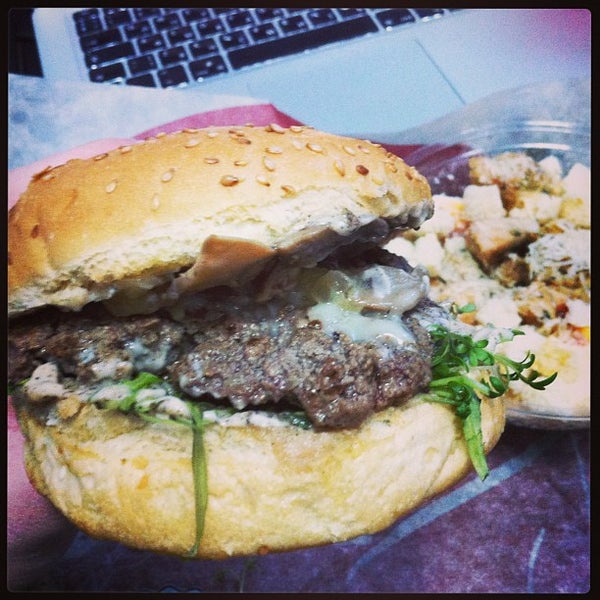 Foto tirada no(a) The Burger por Artem T. em 2/10/2013