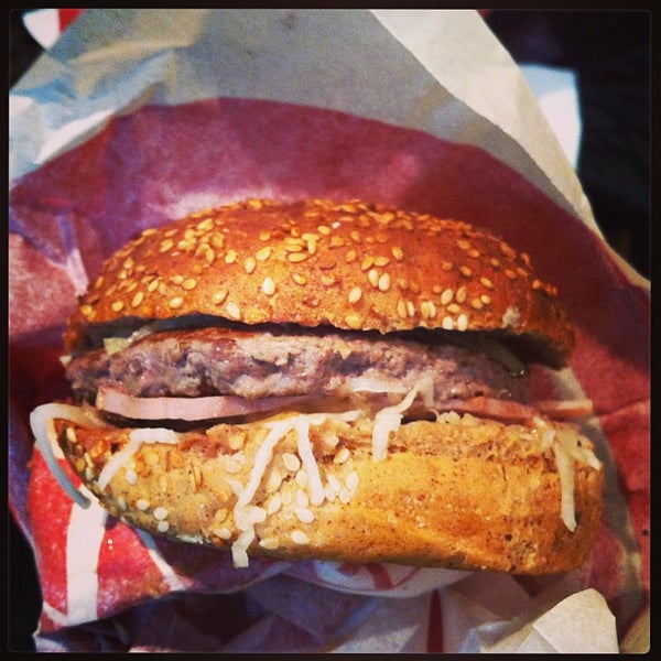 รูปภาพถ่ายที่ The Burger โดย Artem T. เมื่อ 1/27/2013