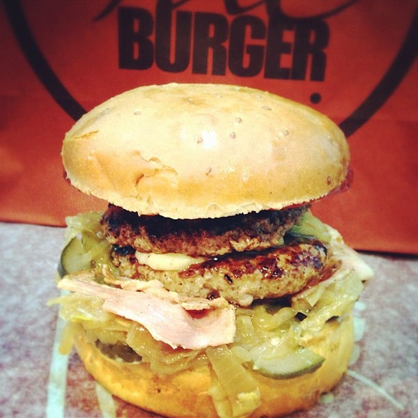 รูปภาพถ่ายที่ The Burger โดย Artem T. เมื่อ 2/13/2013