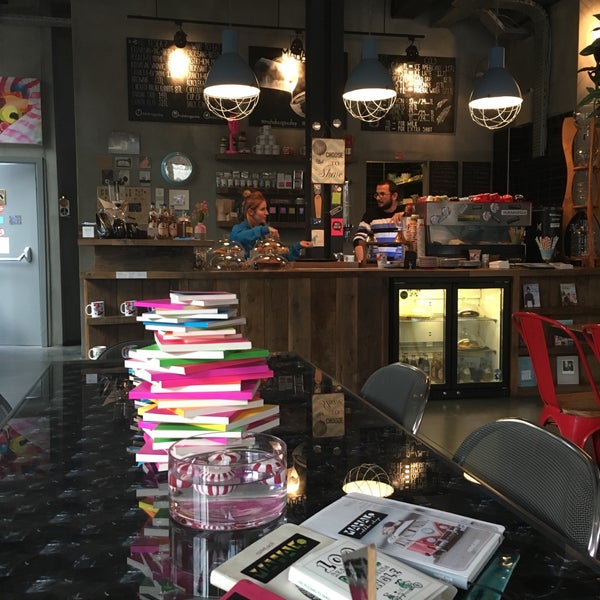 Photo taken at Mahalo Coffee Shop by Orçun O. on 9/26/2016