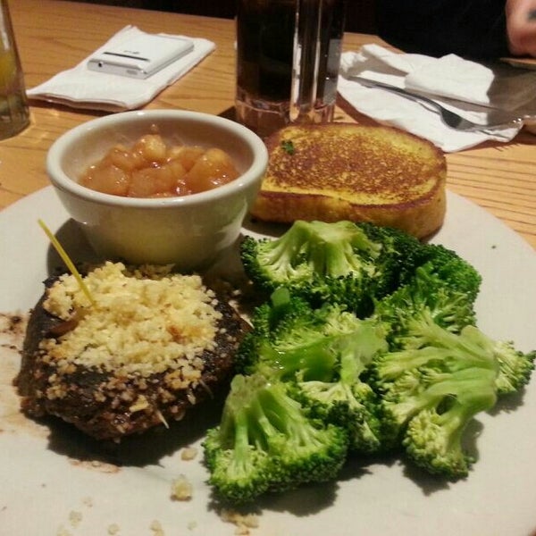 Photo taken at Chili&#39;s Grill &amp; Bar by Annie ʚϊɞ Z. on 3/14/2013