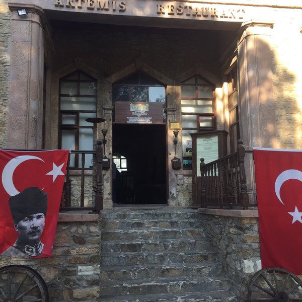 Foto diambil di Artemis Restaurant &amp; Şarap Evi oleh Yasemin💎 G. pada 10/29/2021