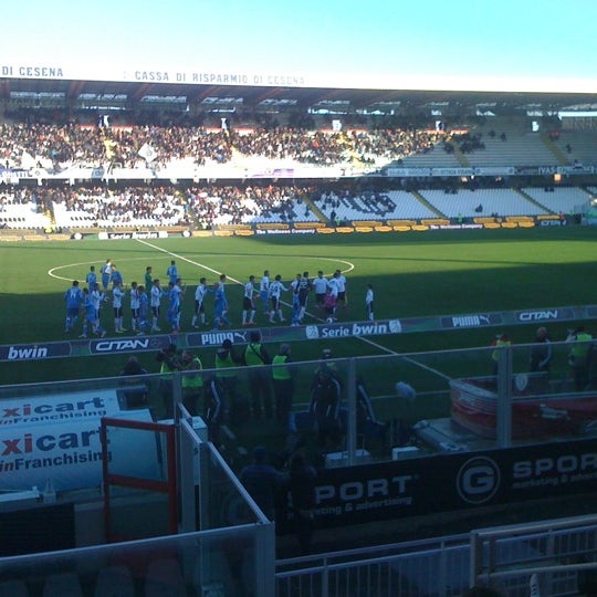 12/9/2012 tarihinde Matteo M.ziyaretçi tarafından Orogel Stadium Dino Manuzzi'de çekilen fotoğraf