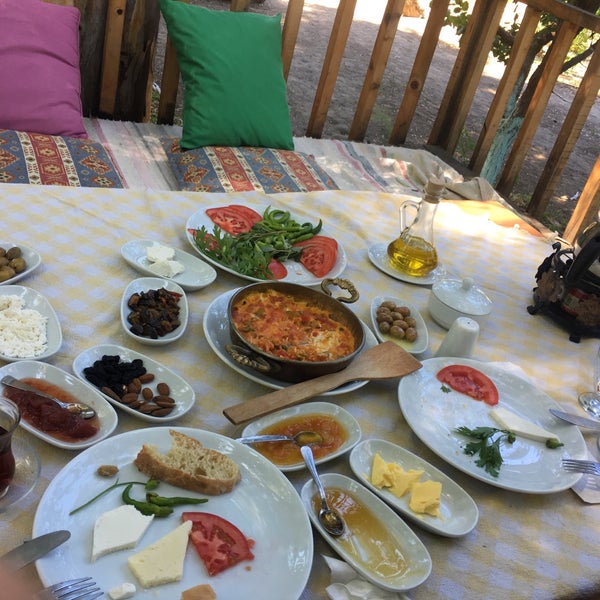 Foto diambil di Derin Bahçe Restaurant oleh Ayşenur E. pada 9/5/2017