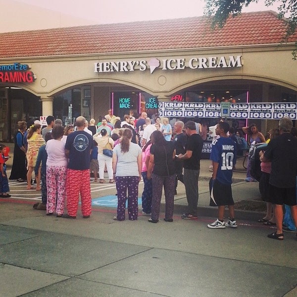 Foto tirada no(a) Henry&#39;s Homemade Ice Cream por amy c. em 6/22/2014