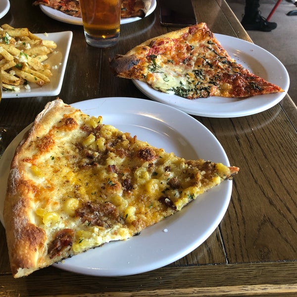 Das Foto wurde bei Regents Pizzeria von Smruthi S. am 7/5/2019 aufgenommen