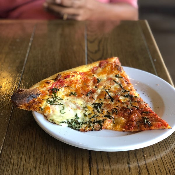 รูปภาพถ่ายที่ Regents Pizzeria โดย Smruthi S. เมื่อ 7/5/2019