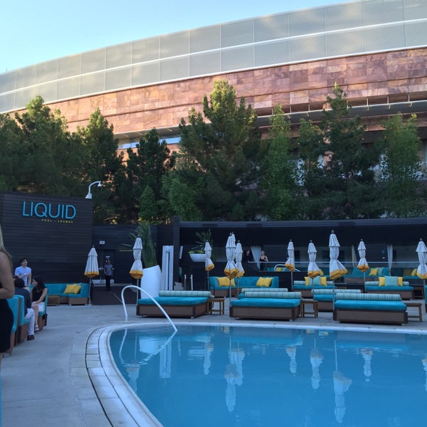 Foto tirada no(a) LIQUID Pool Lounge por Michael P. em 7/23/2016