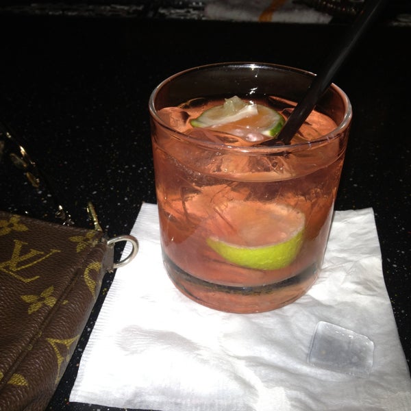 Foto tomada en Nic&#39;s Martini Lounge  por Yvette C. el 5/4/2013