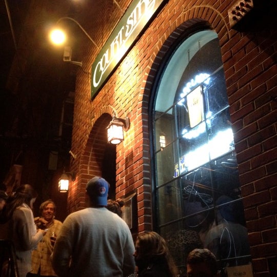 Foto tirada no(a) Court Street Bar &amp; Restaurant por Jeremy M. em 10/31/2012