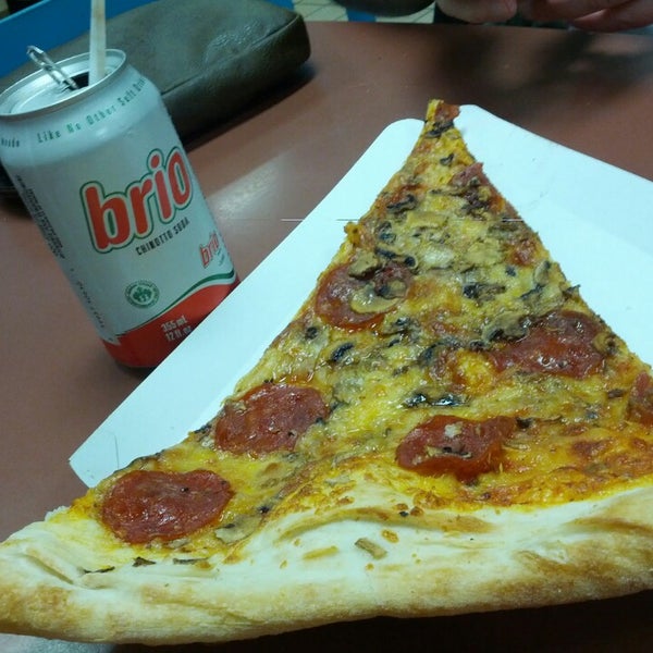 Foto diambil di Big Slice Pizza oleh jpli18 pada 8/10/2013