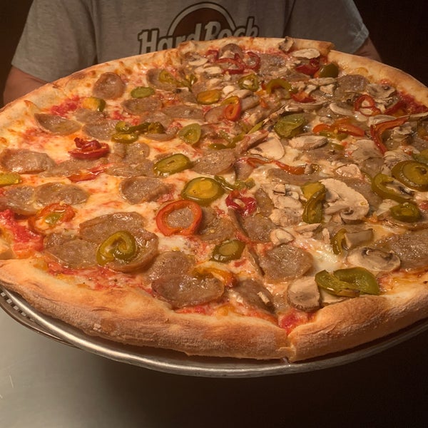 Foto diambil di Home Slice Pizza oleh John W. pada 6/30/2019
