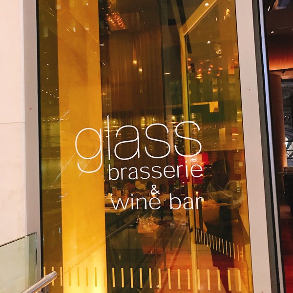 รูปภาพถ่ายที่ Glass Brasserie โดย Heejeong K. เมื่อ 9/25/2017