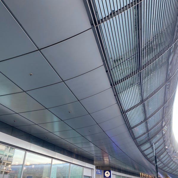 รูปภาพถ่ายที่ Düsseldorf Airport (DUS) โดย Mehmet S. เมื่อ 2/27/2024