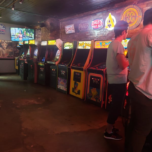 รูปภาพถ่ายที่ The 1UP Arcade Bar - LoDo โดย Penny เมื่อ 6/12/2019