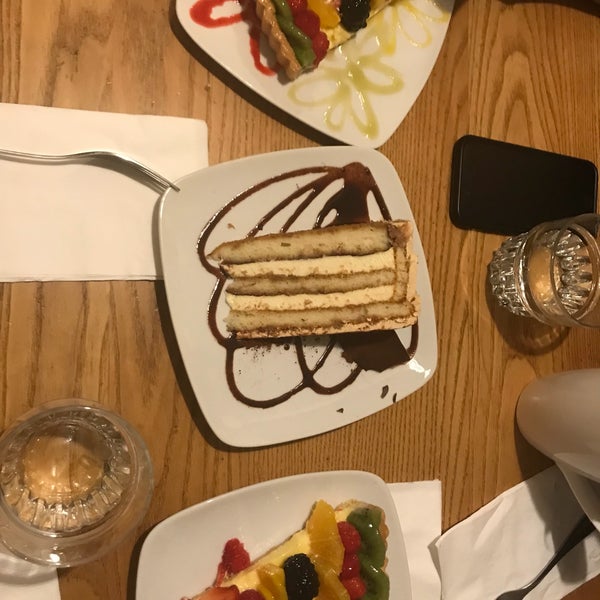 Снимок сделан в Pastiche Fine Desserts &amp; Café пользователем Theresia S. 10/22/2017