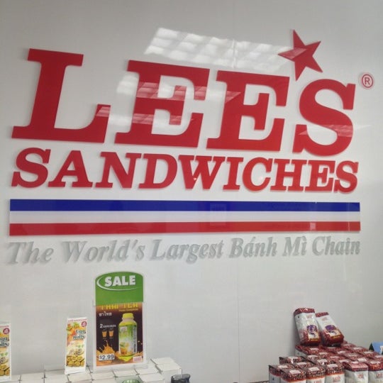 รูปภาพถ่ายที่ Lee&#39;s Sandwiches โดย Chris เมื่อ 10/2/2012
