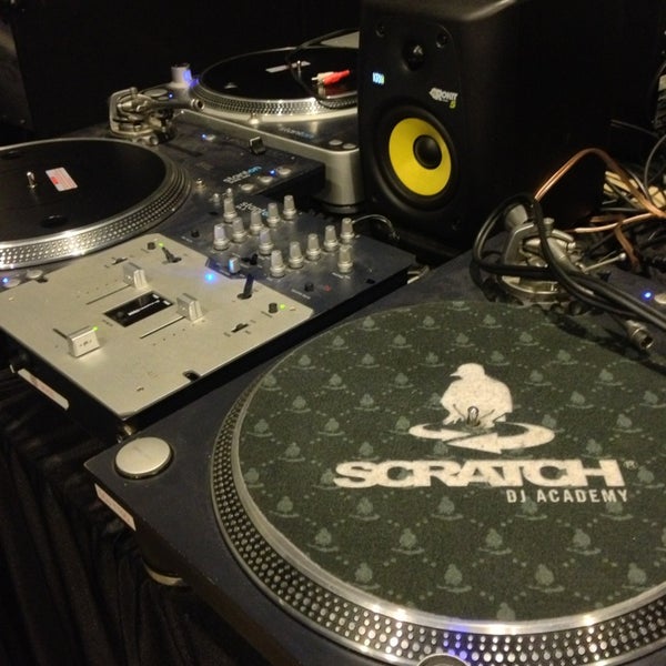2/14/2013 tarihinde Chrisziyaretçi tarafından Scratch DJ Academy LA'de çekilen fotoğraf