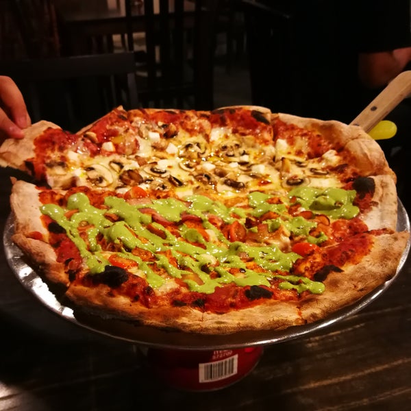 Снимок сделан в Michelangelo&#39;s Pizzeria пользователем Christy Y. 4/5/2018
