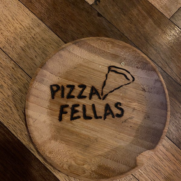 Foto tirada no(a) Pizza Fellas por Mert Pehlivan A. em 6/23/2022
