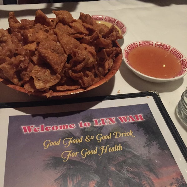 1/8/2017 tarihinde Nauraziyaretçi tarafından The Lun Wah Restaurant and Tiki Bar'de çekilen fotoğraf