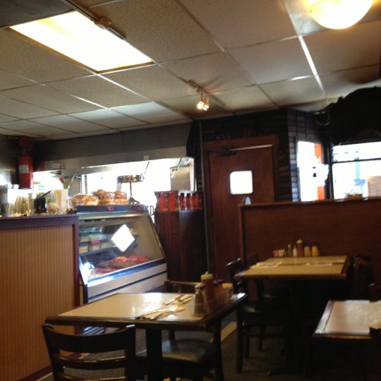 Photo taken at Bullshead Restaurant by Ismael R. on 10/6/2012