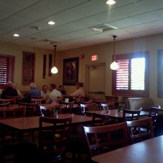 Foto scattata a Red Mesa Restaurant da Jason E. il 8/16/2011