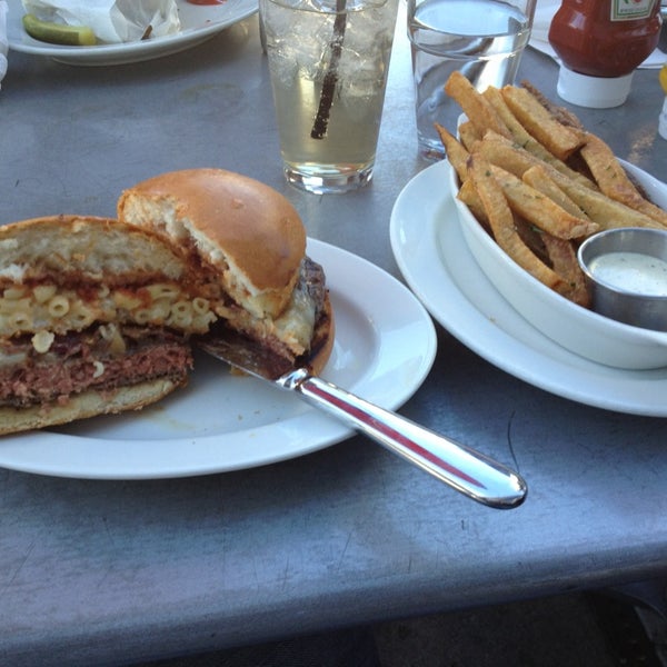 1/20/2013 tarihinde Byron C.ziyaretçi tarafından Go Burger'de çekilen fotoğraf