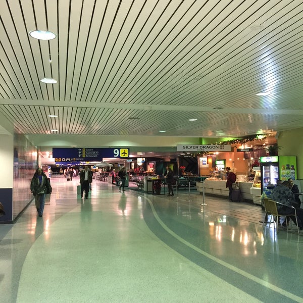 12/19/2015에 Mickey T.님이 오클랜드 국제공항 (OAK)에서 찍은 사진